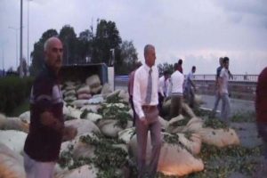 &Ccedil;ay y&uuml;kl&uuml; kamyon kaza yaptı