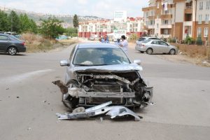 Kamyonla otomobil &ccedil;arpıştı: 2 yaralı