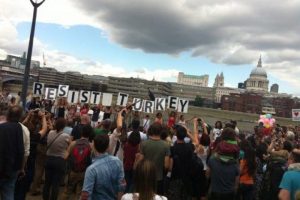 Londra'da Tate Modern &ouml;n&uuml;nde Gezi Parkı protestosu