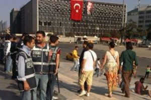 Polis Gezi Parkı'nı kapattı