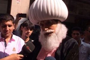 &Uuml;nl&uuml; sanat&ccedil;ı İstiklal'de eşekle gezdi