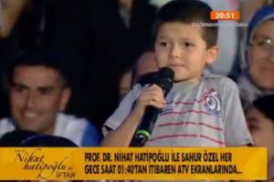 Nihat Hatipoğlu ile k&uuml;&ccedil;&uuml;k &ccedil;ocuk arasında ilgin&ccedil; diyalog
