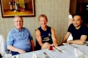 Kuyt'ın bu g&ouml;r&uuml;nt&uuml;s&uuml; tartışma yarattı