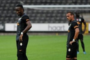 Drogba ve Sneijder Aslan'ı u&ccedil;urdu