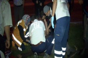 K&ouml;peğe &ccedil;arpmamak i&ccedil;in ağaca &ccedil;arptı: 8 yaralı
