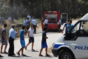 Yangından ka&ccedil;tılar, 'ş&uuml;pheli' diye yakalandılar
