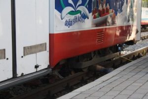 Tramvayın altında feci &ouml;l&uuml;m
