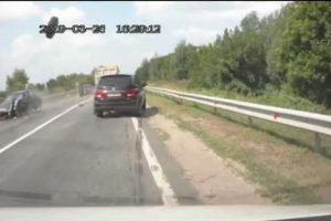 Fırlayan tekerlek 2 aracı hurdaya &ccedil;evirdi