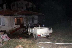 Kamyonetin &ccedil;arptığı ev alevler arasında kaldı