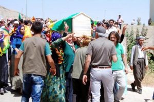 2 PKK'lının cesedini dağdan indirdi