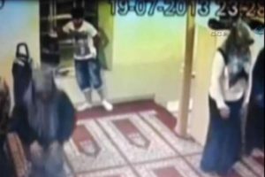 Teravih namazı kılan kadınların &ccedil;antasını b&ouml;yle &ccedil;aldılar