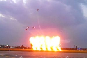 G&ouml;steride u&ccedil;aklar havaalanını bombaladı