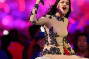 Jessie J, iddialı kost&uuml;mler giyiyor