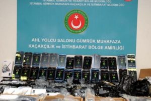 2 bin adet cep telefonu g&uuml;mr&uuml;ğe takıldı