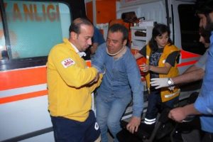 Ka&ccedil;akları taşıyan minib&uuml;s dereye u&ccedil;tu