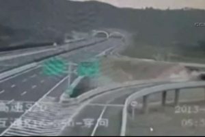 Virajı alamayınca k&ouml;pr&uuml;den u&ccedil;tu