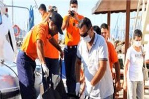 Ka&ccedil;ak g&ouml;&ccedil;menlerin cesetleri karaya vurdu