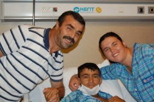 Kız kardeş ve babadan can aşısı