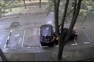 Kadın s&uuml;r&uuml;c&uuml; park alanında &ccedil;ıkamayınca...