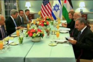Kerry barış m&uuml;zakerelerini iftarda başlattı