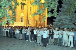 Teravih namazı sonrası gıyabi cenaze namazı