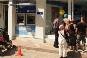 Bursa'da bankalara kızınca ATM'yi yakmaya kalktı