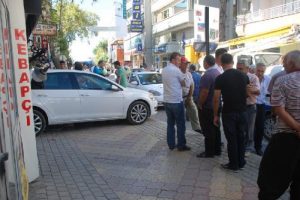 Otomobiliyle mağazaya girdi