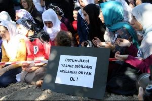 8 kişinin &ouml;ld&uuml;r&uuml;lmesine sessiz protesto