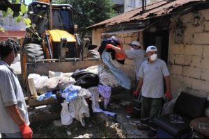 Bu evden 2 kamyon &ccedil;&ouml;p &ccedil;ıktı
