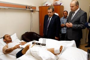 G&uuml;ler yaralı polis memurunu ziyaret etti