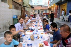 Mahalle sakinleri birlikte oru&ccedil; a&ccedil;tı