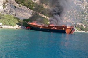 Gezi teknesi alev alev yandı