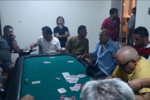Polisten pizzacı kılığında kumar baskını