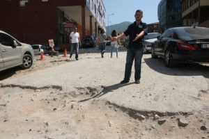 Şehrin g&ouml;beğinde bozuk yol &ccedil;ilesi