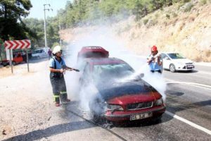 &Ouml;l&uuml;deniz yolunda otomobil yandı