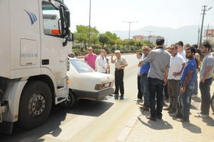 TIR otomobili 20 metre s&uuml;r&uuml;kledi