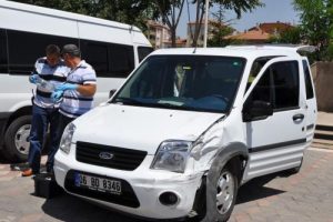 Zehir tacirleri kaza yapınca yakalandılar
