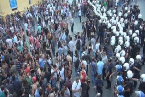 Taksim Meydanı'nda polis m&uuml;dahalesi