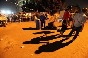 Darbe karşıtları ile destek&ccedil;ileri arasında kavga