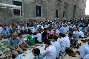 Oru&ccedil;larını zeytin ekmek ile a&ccedil;tılar