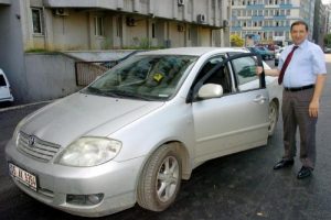 Makam aracı yerine kendi otomobilini kullanıyor