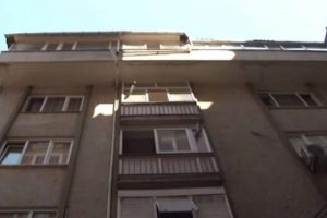 Yalnız bırakılan &ccedil;ocuk d&ouml;rd&uuml;nc&uuml; kattan d&uuml;şt&uuml;