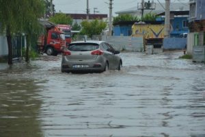 Yarım saatlik yağış hayatı fel&ccedil; etti