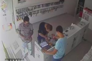 Telefon hırsızları g&uuml;venlik kamerasında