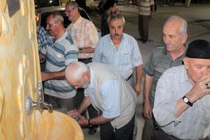 Bu &ccedil;eşmeden meyve suyu akıyor