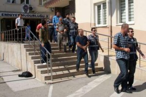 Ruhsatsız silahları k&ouml;yl&uuml;lere sattılar