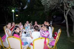 Kuran kursu &ouml;ğrencilerinin a&ccedil;ık havada iftar keyfi