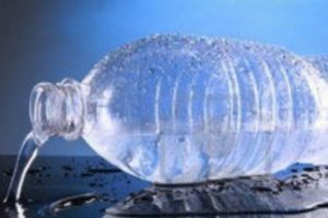 Pet şişelerdeki sudan 5 &ccedil;eşit kimyasal &ccedil;ıktı