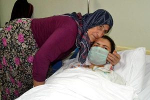 Fedakar anne kızına hayat verdi