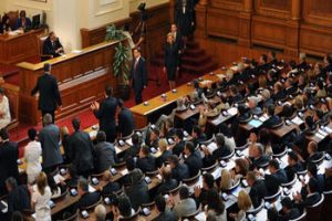 Ekonomik krizdeki &uuml;lkenin meclisi tatile girdi